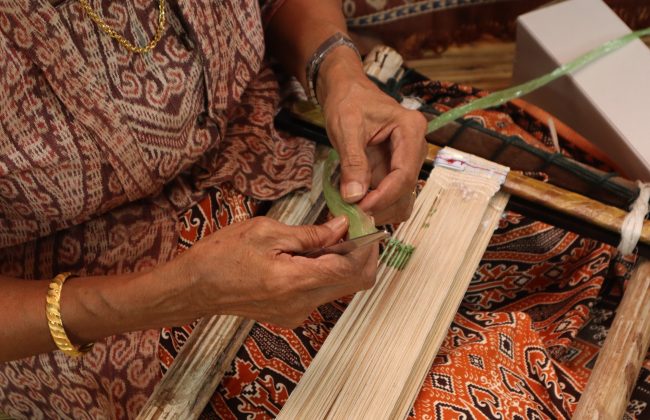 Her Majesty Queen Azizah of Malaysia Presents Malaysia’s Heritage Crafts